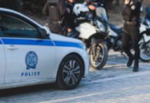 Εισέβαλαν σε σπίτι στο Ηράκλειο της Κρήτης, προκάλεσαν υλικές ζημιές και χτύπησαν αλλοδαπούς ενοίκους