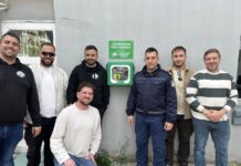 Σημαντική πρωτοβουλία στον Ιαλυσό: Τοποθέτηση απινιδωτή και αναμνηστικής πινακίδας στη μνήμη του Σάκη Καλαθενού