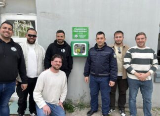 Σημαντική πρωτοβουλία στον Ιαλυσό: Τοποθέτηση απινιδωτή και αναμνηστικής πινακίδας στη μνήμη του Σάκη Καλαθενού