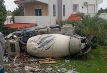 Μπετονιέρα γεμάτη τσιμέντο «εισέβαλε» σε αυλή σπιτιού