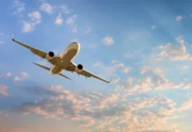 Ελληνικός τουρισμός: Πυρετός νέων πτήσεων για το καλοκαίρι – Τα «κενά αέρος» και το μεγάλο στοίχημα της σεζόν