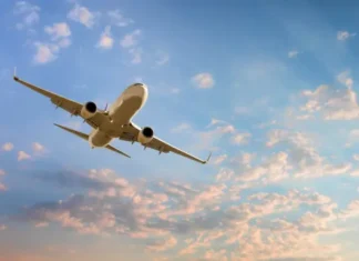 Ελληνικός τουρισμός: Πυρετός νέων πτήσεων για το καλοκαίρι – Τα «κενά αέρος» και το μεγάλο στοίχημα της σεζόν