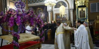 Πάσχα: Κατανυκτική και συγκινητική η Τελετή Αποκαθήλωσης σε Ελλάδα και Ιεροσόλυμα