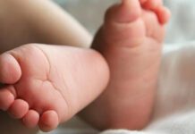 Από τον Φεβρουάριο ο σύντροφος της μητέρας δάγκωνε και έκαιγε με τσιγάρο το βρέφος στον Πύργο – Τι ισχυρίστηκε η ίδια