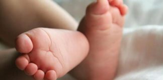 Από τον Φεβρουάριο ο σύντροφος της μητέρας δάγκωνε και έκαιγε με τσιγάρο το βρέφος στον Πύργο – Τι ισχυρίστηκε η ίδια