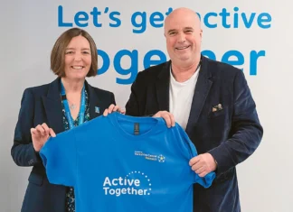 Από τη φιλανθρωπία, στο ποδόσφαιρο: O Δρακόπουλος του «Νιάρχος» πήρε… φανέλα βασικού στη Leeds Utd