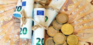 «Νταντάδες της γειτονιάς»: Πώς η γιαγιά μπορεί να πάρει έως 500 ευρώ τον μήνα – Τα SOS για το απολυτήριο