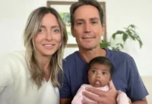 Το ζευγάρι στη Φλόριντα που γέννησε μαύρο μωρό μετά από λάθος στην εξωσωματική βρήκε τους γενετικούς γονείς του παιδιού