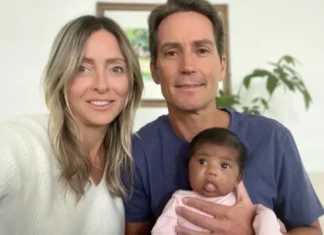 Το ζευγάρι στη Φλόριντα που γέννησε μαύρο μωρό μετά από λάθος στην εξωσωματική βρήκε τους γενετικούς γονείς του παιδιού