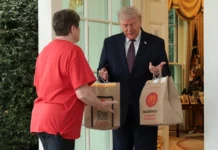 Σόου Τραμπ on camera: Παρήγγειλε fast food στον Λευκό Οίκο, έδωσε φιλοδώρημα 100 δολάρια στη διανομέα, βίντεο και φωτογραφίες