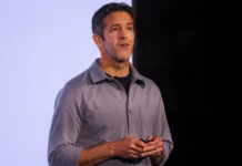 Ποιος είναι ο Τζον Τέρνους, ο διάδοχος του Τιμ Κουκ στην Apple: Ο μηχανικός που αναλαμβάνει την εταιρεία των 4 τρισ. δολαρίων