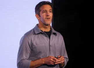 Ποιος είναι ο Τζον Τέρνους, ο διάδοχος του Τιμ Κουκ στην Apple: Ο μηχανικός που αναλαμβάνει την εταιρεία των 4 τρισ. δολαρίων