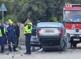Ανατροπή ΙΧ στη Ρόδο: Όχημα κατέληξε ανάποδα – Επιχείρηση απεγκλωβισμού οδηγού