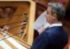 «Κωδικός συγκάλυψη» για μία ακόμη φορά από την κυβέρνηση η οποία βλέποντας την αντιπολίτευση να σφυροκοπάει για τα σκάνδαλα του ΟΠΕΚΕΠΕ και των υποκλοπών, απορρίπτει τα αιτήματα για προανακριτική και εξεταστική. Με το βλέμμα στη συνεδρίαση της κοινοβουλευτικής ομάδας της ΝΔ την ερχόμενη Πέμπτη, και σε μία προσπάθεια να τηρηθούν οι ισορροπίες και να αποφευχθούν νέες «ενοχλητικές» διαφοροποιήσεις μετά την ανοιχτή επιστολή των πέντε βουλευτών, το Μέγαρο Μαξίμου επιλέγει να μπλοκάρει τη σύσταση Προανακριτικής επιτροπής για τον πρώην υπουργό και την πρώην υφυπουργό Αγροτικής Ανάπτυξης, Σπήλιο Λιβανό και Φωτεινή Αραμπατζή λέγοντας επί της ουσίας «όχι» στην ποινική διερεύνηση που ζητά η ευρωπαϊκή εισαγγελία. Με αυτόν τον τρόπο θέλει να δείξει ότι αφουγκράζεται τις αντιδράσεις που υπήρξαν από μερίδα βουλευτών για τη γραμμή Μαξίμου υπέρ της άρσης ασυλίας των εμπλεκόμενων στις δικογραφίες για τον ΟΠΕΚΕΠΕ Προς την ίδια κατεύθυνση κινείται και ως προς την πρόταση που κατέθεσε το ΠΑΣΟΚ χθες για τη σύσταση εξεταστικής επιτροπής για το σκάνδαλο των υποκλοπών. Υπενθυμίζεται ότι στην πρότασή της η Χαριλάου Τρικούπη θέτει επί τάπητος το ζήτημα του παράνομου κατασκοπευτικού λογισμικού, Predator αλλά και την “εικαζόμενη” συμμετοχή της ΕΥΠ σε υποθέσεις παραβίασής του απορρήτου των επικοινωνιών και της παράνομης επεξεργασίας δεδομένων προσωπικού χαρακτήρα. Το Μαξίμου, σύμφωνα με όλες τις πληροφορίες, αναμένεται να μπλοκάρει και τη σύσταση εξεταστικής επιτροπής για το σκάνδαλο των υποκλοπών. Με ποιον τρόπο; Θα επικαλεστεί ζητήματα «εξωτερικής πολιτικής και εθνικής άμυνας» καταφεύγοντας στο άρθρο 68 (παρ.2 εδ. β΄) του Συντάγματος που προβλέπει ότι «προκειμένου να συσταθούν εξεταστικές επιτροπές για ζητήματα που ανάγονται στην εξωτερική πολιτική και την εθνική άμυνα, απαιτείται απόφαση της Βουλής που λαμβάνεται με την απόλυτη πλειοψηφία του όλου αριθμού των βουλευτών», άρα με πλειοψηφία 151 βουλευτών. Σφυροκόπημα από την αντιπολίτευση Από την πλευρά της η Αντιπολίτευση ανεβάζει τους τόνους της αντιπαράθεσης με την κυβέρνηση για τα σκάνδαλα του ΟΠΕΚΕΠΕ και υποκλοπών μιλώντας ανοιχτά για επιχείρηση συγκάλυψης. Ο αρχηγός της αξιωματικής αντιπολίτευσης Νίκος Ανδρουλάκης σε χθεσινή του συνέντευξη στον Alpha, εξαπέλυσε επίθεση εφ΄ όλης στην κυβέρνηση και προσωπικά στον πρωθυπουργό Κυριάκο Μητσοτάκη ενώ ανέβασε τους τόνους για το σκάνδαλο των υποκλοπών. «Δικαιώθηκα από το ΣτΕ, βγήκε αντισυνταγματικός ο νόμος Τσιάρα. Ποιος δεν εφαρμόζει την απόφαση; Ο κ. Μητσοτάκης ως προϊστάμενος της ΕΥΠ, δεν επιτρέπει να εφαρμοστεί η απόφαση του ΣτΕ εις βάρος μου. Βγαίνει η απόφαση του Μονομελούς Πλημμελειοδικείου, με δικαιώνει και αυτό. Και ξαφνικά ο Εισαγγελέας του Αρείου Πάγου που υπέγραφε υποκλοπές, ενώ το δικαστήριο ορίζει “ερευνήστε περαιτέρω την υπόθεση”, την αφήνει στο αρχείο. Ας βγάλει ο ελληνικός λαός τα συμπεράσματά του», ανέφερε χαρακτηριστικά ο κ. Ανδρουλάκης. Ο πρόεδρος του ΠΑΣΟΚ βάζει για μία ακόμη φορά στο κάδρο τον πρωθυπουργό τονίζοντας. «Όλα αυτά περιγράφουν μια εκτροπή. Ο κ. Μητσοτάκης είναι πρωθυπουργός των εκτροπών, πιστός στις παραδόσεις της οικογένειάς του». Μάλιστα στον απόηχο των κυβερνητικών διαρροών ότι θα γίνει επίκληση λόγων εθνικής ασφάλειας ώστε η συγκρότηση εξεταστικής επιτροπής για τις παράνομες παρακολουθήσεις να απαιτεί πλειοψηφία 151 βουλευτών, σχολίασε δηκτικά: «Το 2022 γιατί εγκρίθηκε η εξεταστική με 120 ψήφους; Από την πλευρά του ο ΣΥΡΙΖΑ σχολιάζοντας την άρνηση της κυβέρνησης για σύσταση προανακριτικής επιτροπής μετά του αιτήματα από Κουμουνδούρου, ΠΑΣΟΚ και Νέα Αριστερά για το γαλάζιο σκάνδαλο του ΟΠΕΚΕΠΕ, κάνει λόγο για επιχείρηση συγκάλυψης. «Την ίδια ώρα που ψήφισαν άρση ασυλίας βουλευτών, επικαλούμενοι τη διερεύνηση από τη Δικαιοσύνη, αρνούνται για τους υπουργούς το αυτονόητο: την Προανακριτική», επισημαίνει ο ΣΥΡΙΖΑ και διερωτάται: «Γιατί; Τι φοβούνται και τι θέλουν να κρύψουν;». Επίθεση κατά της κυβέρνησης εξαπέλυσε από την πλευρά του και το ΚΚΕ σημειώνοντας ότι «η προκλητική άρνηση της κυβέρνησης να συσταθεί προανακριτική επιτροπή, για τους δύο εμπλεκόμενους υπουργούς της στην υπόθεση του ΟΠΕΚΕΠΕ, αποτελεί άλλο ένα επεισόδιο στην προσπάθεια συγκάλυψης ενός κυβερνητικού σκανδάλου, απ’ το οποίο ωφελήθηκαν διάφορα κομματικά τρωκτικά της ΝΔ κι άλλοι επιτήδειοι σε βάρος των βιοπαλαιστών αγροτών».