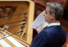 «Κωδικός συγκάλυψη» για μία ακόμη φορά από την κυβέρνηση η οποία βλέποντας την αντιπολίτευση να σφυροκοπάει για τα σκάνδαλα του ΟΠΕΚΕΠΕ και των υποκλοπών, απορρίπτει τα αιτήματα για προανακριτική και εξεταστική. Με το βλέμμα στη συνεδρίαση της κοινοβουλευτικής ομάδας της ΝΔ την ερχόμενη Πέμπτη, και σε μία προσπάθεια να τηρηθούν οι ισορροπίες και να αποφευχθούν νέες «ενοχλητικές» διαφοροποιήσεις μετά την ανοιχτή επιστολή των πέντε βουλευτών, το Μέγαρο Μαξίμου επιλέγει να μπλοκάρει τη σύσταση Προανακριτικής επιτροπής για τον πρώην υπουργό και την πρώην υφυπουργό Αγροτικής Ανάπτυξης, Σπήλιο Λιβανό και Φωτεινή Αραμπατζή λέγοντας επί της ουσίας «όχι» στην ποινική διερεύνηση που ζητά η ευρωπαϊκή εισαγγελία. Με αυτόν τον τρόπο θέλει να δείξει ότι αφουγκράζεται τις αντιδράσεις που υπήρξαν από μερίδα βουλευτών για τη γραμμή Μαξίμου υπέρ της άρσης ασυλίας των εμπλεκόμενων στις δικογραφίες για τον ΟΠΕΚΕΠΕ Προς την ίδια κατεύθυνση κινείται και ως προς την πρόταση που κατέθεσε το ΠΑΣΟΚ χθες για τη σύσταση εξεταστικής επιτροπής για το σκάνδαλο των υποκλοπών. Υπενθυμίζεται ότι στην πρότασή της η Χαριλάου Τρικούπη θέτει επί τάπητος το ζήτημα του παράνομου κατασκοπευτικού λογισμικού, Predator αλλά και την “εικαζόμενη” συμμετοχή της ΕΥΠ σε υποθέσεις παραβίασής του απορρήτου των επικοινωνιών και της παράνομης επεξεργασίας δεδομένων προσωπικού χαρακτήρα. Το Μαξίμου, σύμφωνα με όλες τις πληροφορίες, αναμένεται να μπλοκάρει και τη σύσταση εξεταστικής επιτροπής για το σκάνδαλο των υποκλοπών. Με ποιον τρόπο; Θα επικαλεστεί ζητήματα «εξωτερικής πολιτικής και εθνικής άμυνας» καταφεύγοντας στο άρθρο 68 (παρ.2 εδ. β΄) του Συντάγματος που προβλέπει ότι «προκειμένου να συσταθούν εξεταστικές επιτροπές για ζητήματα που ανάγονται στην εξωτερική πολιτική και την εθνική άμυνα, απαιτείται απόφαση της Βουλής που λαμβάνεται με την απόλυτη πλειοψηφία του όλου αριθμού των βουλευτών», άρα με πλειοψηφία 151 βουλευτών. Σφυροκόπημα από την αντιπολίτευση Από την πλευρά της η Αντιπολίτευση ανεβάζει τους τόνους της αντιπαράθεσης με την κυβέρνηση για τα σκάνδαλα του ΟΠΕΚΕΠΕ και υποκλοπών μιλώντας ανοιχτά για επιχείρηση συγκάλυψης. Ο αρχηγός της αξιωματικής αντιπολίτευσης Νίκος Ανδρουλάκης σε χθεσινή του συνέντευξη στον Alpha, εξαπέλυσε επίθεση εφ΄ όλης στην κυβέρνηση και προσωπικά στον πρωθυπουργό Κυριάκο Μητσοτάκη ενώ ανέβασε τους τόνους για το σκάνδαλο των υποκλοπών. «Δικαιώθηκα από το ΣτΕ, βγήκε αντισυνταγματικός ο νόμος Τσιάρα. Ποιος δεν εφαρμόζει την απόφαση; Ο κ. Μητσοτάκης ως προϊστάμενος της ΕΥΠ, δεν επιτρέπει να εφαρμοστεί η απόφαση του ΣτΕ εις βάρος μου. Βγαίνει η απόφαση του Μονομελούς Πλημμελειοδικείου, με δικαιώνει και αυτό. Και ξαφνικά ο Εισαγγελέας του Αρείου Πάγου που υπέγραφε υποκλοπές, ενώ το δικαστήριο ορίζει “ερευνήστε περαιτέρω την υπόθεση”, την αφήνει στο αρχείο. Ας βγάλει ο ελληνικός λαός τα συμπεράσματά του», ανέφερε χαρακτηριστικά ο κ. Ανδρουλάκης. Ο πρόεδρος του ΠΑΣΟΚ βάζει για μία ακόμη φορά στο κάδρο τον πρωθυπουργό τονίζοντας. «Όλα αυτά περιγράφουν μια εκτροπή. Ο κ. Μητσοτάκης είναι πρωθυπουργός των εκτροπών, πιστός στις παραδόσεις της οικογένειάς του». Μάλιστα στον απόηχο των κυβερνητικών διαρροών ότι θα γίνει επίκληση λόγων εθνικής ασφάλειας ώστε η συγκρότηση εξεταστικής επιτροπής για τις παράνομες παρακολουθήσεις να απαιτεί πλειοψηφία 151 βουλευτών, σχολίασε δηκτικά: «Το 2022 γιατί εγκρίθηκε η εξεταστική με 120 ψήφους; Από την πλευρά του ο ΣΥΡΙΖΑ σχολιάζοντας την άρνηση της κυβέρνησης για σύσταση προανακριτικής επιτροπής μετά του αιτήματα από Κουμουνδούρου, ΠΑΣΟΚ και Νέα Αριστερά για το γαλάζιο σκάνδαλο του ΟΠΕΚΕΠΕ, κάνει λόγο για επιχείρηση συγκάλυψης. «Την ίδια ώρα που ψήφισαν άρση ασυλίας βουλευτών, επικαλούμενοι τη διερεύνηση από τη Δικαιοσύνη, αρνούνται για τους υπουργούς το αυτονόητο: την Προανακριτική», επισημαίνει ο ΣΥΡΙΖΑ και διερωτάται: «Γιατί; Τι φοβούνται και τι θέλουν να κρύψουν;». Επίθεση κατά της κυβέρνησης εξαπέλυσε από την πλευρά του και το ΚΚΕ σημειώνοντας ότι «η προκλητική άρνηση της κυβέρνησης να συσταθεί προανακριτική επιτροπή, για τους δύο εμπλεκόμενους υπουργούς της στην υπόθεση του ΟΠΕΚΕΠΕ, αποτελεί άλλο ένα επεισόδιο στην προσπάθεια συγκάλυψης ενός κυβερνητικού σκανδάλου, απ’ το οποίο ωφελήθηκαν διάφορα κομματικά τρωκτικά της ΝΔ κι άλλοι επιτήδειοι σε βάρος των βιοπαλαιστών αγροτών».