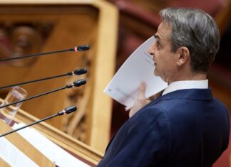 «Κωδικός συγκάλυψη» για μία ακόμη φορά από την κυβέρνηση η οποία βλέποντας την αντιπολίτευση να σφυροκοπάει για τα σκάνδαλα του ΟΠΕΚΕΠΕ και των υποκλοπών, απορρίπτει τα αιτήματα για προανακριτική και εξεταστική. Με το βλέμμα στη συνεδρίαση της κοινοβουλευτικής ομάδας της ΝΔ την ερχόμενη Πέμπτη, και σε μία προσπάθεια να τηρηθούν οι ισορροπίες και να αποφευχθούν νέες «ενοχλητικές» διαφοροποιήσεις μετά την ανοιχτή επιστολή των πέντε βουλευτών, το Μέγαρο Μαξίμου επιλέγει να μπλοκάρει τη σύσταση Προανακριτικής επιτροπής για τον πρώην υπουργό και την πρώην υφυπουργό Αγροτικής Ανάπτυξης, Σπήλιο Λιβανό και Φωτεινή Αραμπατζή λέγοντας επί της ουσίας «όχι» στην ποινική διερεύνηση που ζητά η ευρωπαϊκή εισαγγελία. Με αυτόν τον τρόπο θέλει να δείξει ότι αφουγκράζεται τις αντιδράσεις που υπήρξαν από μερίδα βουλευτών για τη γραμμή Μαξίμου υπέρ της άρσης ασυλίας των εμπλεκόμενων στις δικογραφίες για τον ΟΠΕΚΕΠΕ Προς την ίδια κατεύθυνση κινείται και ως προς την πρόταση που κατέθεσε το ΠΑΣΟΚ χθες για τη σύσταση εξεταστικής επιτροπής για το σκάνδαλο των υποκλοπών. Υπενθυμίζεται ότι στην πρότασή της η Χαριλάου Τρικούπη θέτει επί τάπητος το ζήτημα του παράνομου κατασκοπευτικού λογισμικού, Predator αλλά και την “εικαζόμενη” συμμετοχή της ΕΥΠ σε υποθέσεις παραβίασής του απορρήτου των επικοινωνιών και της παράνομης επεξεργασίας δεδομένων προσωπικού χαρακτήρα. Το Μαξίμου, σύμφωνα με όλες τις πληροφορίες, αναμένεται να μπλοκάρει και τη σύσταση εξεταστικής επιτροπής για το σκάνδαλο των υποκλοπών. Με ποιον τρόπο; Θα επικαλεστεί ζητήματα «εξωτερικής πολιτικής και εθνικής άμυνας» καταφεύγοντας στο άρθρο 68 (παρ.2 εδ. β΄) του Συντάγματος που προβλέπει ότι «προκειμένου να συσταθούν εξεταστικές επιτροπές για ζητήματα που ανάγονται στην εξωτερική πολιτική και την εθνική άμυνα, απαιτείται απόφαση της Βουλής που λαμβάνεται με την απόλυτη πλειοψηφία του όλου αριθμού των βουλευτών», άρα με πλειοψηφία 151 βουλευτών. Σφυροκόπημα από την αντιπολίτευση Από την πλευρά της η Αντιπολίτευση ανεβάζει τους τόνους της αντιπαράθεσης με την κυβέρνηση για τα σκάνδαλα του ΟΠΕΚΕΠΕ και υποκλοπών μιλώντας ανοιχτά για επιχείρηση συγκάλυψης. Ο αρχηγός της αξιωματικής αντιπολίτευσης Νίκος Ανδρουλάκης σε χθεσινή του συνέντευξη στον Alpha, εξαπέλυσε επίθεση εφ΄ όλης στην κυβέρνηση και προσωπικά στον πρωθυπουργό Κυριάκο Μητσοτάκη ενώ ανέβασε τους τόνους για το σκάνδαλο των υποκλοπών. «Δικαιώθηκα από το ΣτΕ, βγήκε αντισυνταγματικός ο νόμος Τσιάρα. Ποιος δεν εφαρμόζει την απόφαση; Ο κ. Μητσοτάκης ως προϊστάμενος της ΕΥΠ, δεν επιτρέπει να εφαρμοστεί η απόφαση του ΣτΕ εις βάρος μου. Βγαίνει η απόφαση του Μονομελούς Πλημμελειοδικείου, με δικαιώνει και αυτό. Και ξαφνικά ο Εισαγγελέας του Αρείου Πάγου που υπέγραφε υποκλοπές, ενώ το δικαστήριο ορίζει “ερευνήστε περαιτέρω την υπόθεση”, την αφήνει στο αρχείο. Ας βγάλει ο ελληνικός λαός τα συμπεράσματά του», ανέφερε χαρακτηριστικά ο κ. Ανδρουλάκης. Ο πρόεδρος του ΠΑΣΟΚ βάζει για μία ακόμη φορά στο κάδρο τον πρωθυπουργό τονίζοντας. «Όλα αυτά περιγράφουν μια εκτροπή. Ο κ. Μητσοτάκης είναι πρωθυπουργός των εκτροπών, πιστός στις παραδόσεις της οικογένειάς του». Μάλιστα στον απόηχο των κυβερνητικών διαρροών ότι θα γίνει επίκληση λόγων εθνικής ασφάλειας ώστε η συγκρότηση εξεταστικής επιτροπής για τις παράνομες παρακολουθήσεις να απαιτεί πλειοψηφία 151 βουλευτών, σχολίασε δηκτικά: «Το 2022 γιατί εγκρίθηκε η εξεταστική με 120 ψήφους; Από την πλευρά του ο ΣΥΡΙΖΑ σχολιάζοντας την άρνηση της κυβέρνησης για σύσταση προανακριτικής επιτροπής μετά του αιτήματα από Κουμουνδούρου, ΠΑΣΟΚ και Νέα Αριστερά για το γαλάζιο σκάνδαλο του ΟΠΕΚΕΠΕ, κάνει λόγο για επιχείρηση συγκάλυψης. «Την ίδια ώρα που ψήφισαν άρση ασυλίας βουλευτών, επικαλούμενοι τη διερεύνηση από τη Δικαιοσύνη, αρνούνται για τους υπουργούς το αυτονόητο: την Προανακριτική», επισημαίνει ο ΣΥΡΙΖΑ και διερωτάται: «Γιατί; Τι φοβούνται και τι θέλουν να κρύψουν;». Επίθεση κατά της κυβέρνησης εξαπέλυσε από την πλευρά του και το ΚΚΕ σημειώνοντας ότι «η προκλητική άρνηση της κυβέρνησης να συσταθεί προανακριτική επιτροπή, για τους δύο εμπλεκόμενους υπουργούς της στην υπόθεση του ΟΠΕΚΕΠΕ, αποτελεί άλλο ένα επεισόδιο στην προσπάθεια συγκάλυψης ενός κυβερνητικού σκανδάλου, απ’ το οποίο ωφελήθηκαν διάφορα κομματικά τρωκτικά της ΝΔ κι άλλοι επιτήδειοι σε βάρος των βιοπαλαιστών αγροτών».