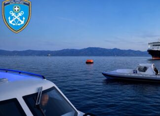 Βυθίστηκε φορτηγό πλοίο βόρεια της Άνδρου: Καρέ καρέ η διάσωση των 9 ναυτικών