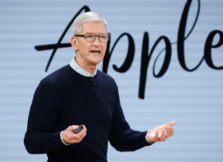 Τιμ Κουκ: Οι 3 λόγοι που ο CEO της Apple αποχωρεί τώρα από το τιμόνι της εταιρείας, πώς επέλεξε τον διάδοχό του