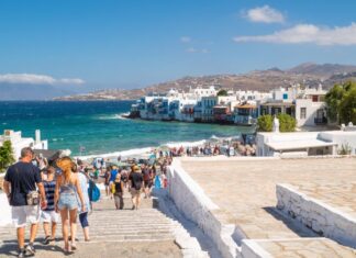 Τουρισμός: Αυξάνονται οι αφίξεις, στάσιμες οι διανυκτερεύσεις – Οι 2 περιφέρειες «οδηγοί»