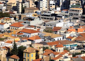 Σχέδιο για 2.000 κατοικίες χαμηλού ενοικίου σε ανενεργά στρατόπεδα – Τα κριτήρια των δικαιούχων