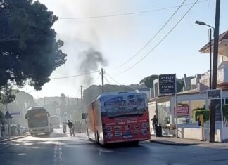 Φωτιά σε λεωφορείο στην Ιαλυσό – Άμεση επέμβαση της Πυροσβεστικής απέτρεψε τα χειρότερα