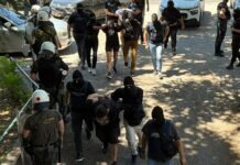 Ενώπιον της εισαγγελέως οδηγήθηκαν οι τρεις συλληφθέντες για την εμπρηστική επίθεση στο σπίτι της οικογένειας της Αφροδίτης Νέστορα, τα ξημερώματα της 1ης Ιουλίου, στη Θεσσαλονίκη, από την οποία έχασε τη ζωή της η μητέρα της, Βάγια Νέστορα, ενώ τραυματίστηκαν η πολιτεύτρια της Νέας Δημοκρατίας, ο πατέρας της και ακόμη δύο ένοικοι της πολυκατοικίας. Σύμφωνα με το ρεπορτάζ, εντύπωση προκάλεσε η πομπή της αντιτρομοκρατικής καθώς κάθε κατηγορούμενος μεταφέρθηκε με διαφορετικό αυτοκίνητο. Η αστυνομία διέκοψε την κυκλοφορία, τα οχήματα μπήκαν στο αντίθετο ρεύμα και κατέβασαν τους κατηγορούμενους από την πόρτα του γκαράζ. Όπως έγινε γνωστό, πρόκειται για δύο άνδρες, ηλικίας 29 και 24 ετών, και μία 26χρονη γυναίκα. Σύμφωνα με την έρευνα της Αντιτρομοκρατικής Υπηρεσίας, ο 29χρονος και η 26χρονη φέρονται να ταυτοποιήθηκαν, από το προανακριτικό και βιντεοληπτικό υλικό, ως φυσικοί αυτουργοί της φονικής εμπρηστικής επίθεσης. Ο 24χρονος κατηγορείται ότι παραχώρησε το σπίτι του ως «ορμητήριο» και «κρησφύγετο» στους δύο συγκατηγορουμένους του. Κατά τις Αρχές, το σπίτι βρίσκεται σε μικρή απόσταση από την οικία της οικογένειας Νέστορα και χρησιμοποιήθηκε τόσο πριν όσο και μετά την επίθεση. Ειδικότερα, οι δύο φερόμενοι ως φυσικοί αυτουργοί παρέμειναν εκεί το προηγούμενο 24ωρο, κατοπτεύοντας την περιοχή, ενώ επέστρεψαν μετά την εμπρηστική ενέργεια, όπου άλλαξαν ρουχισμό πριν αποχωρήσουν. Ο 29χρονος είναι γνωστός στις Αρχές για τη δράση του στον αντιεξουσιαστικό χώρο, έχοντας προσαχθεί κατά το παρελθόν δύο φορές. Η 26χρονη, η οποία κατάγεται από την Αθήνα και διαμένει στη Θεσσαλονίκη, είχε προφυλακιστεί το Φεβρουάριο του 2022 για υπόθεση που αφορούσε την αποδιδόμενη συμμετοχή της στην «Οργάνωση Αναρχική Δράση», τα μέλη της οποίας είχαν κατηγορηθεί για σειρά εμπρηστικών επιθέσεων με γκαζάκια. Μετά την επίθεση της 1ης Ιουλίου η ίδια μετέβη στα Χανιά, όπου εντοπίστηκε και συνελήφθη. Τα στελέχη της Αντιτρομοκρατικής Υπηρεσίας εκτιμούν πως στις τρεις εμπρηστικές επιθέσεις που σημειώθηκαν την ίδια μέρα στη Θεσσαλονίκη, μέσα σε χρονικό διάστημα μικρότερο των 20 λεπτών, έδρασαν δύο ομάδες. Η πρώτη ευθύνεται για την επίθεση στο σπίτι της οικογένειας Νέστορα, για την οποία συνελήφθησαν τα τρία παραπάνω πρόσωπα, ενώ για τις επιθέσεις στις κατοικίες του προέδρου της Διοικούσας Επιτροπής της Νέας Δημοκρατίας Θεσσαλονίκης, Ζήση Ιωακείμοβιτς, και του πρώην βουλευτή Σάββα Αναστασιάδη, οι έρευνες συνεχίζονται για τον εντοπισμό και τη σύλληψη των εμπλεκομένων.