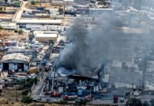 Ασπρόπυργος: «Άναψα τσιγάρο και πήρα φωτιά» – Η στιγμή που εργαζόμενος βγαίνει τραυματισμένος από το εργοστάσιο
