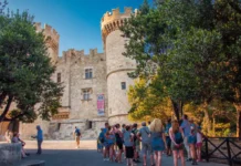 Ρόδος: «Βουλιάζει» από τουρίστες – Πάνω από 1 εκατ. επιβάτες και 55 κρουαζιερόπλοια