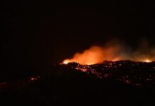 Ακραία εικόνα στην Κω: Μάχη με τη φωτιά στο Πυλί, καταρρακτώδης βροχή στην πόλη (Βίντεο)
