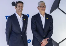 Αλλαγή σελίδας στην Apple: Ο Τιμ Κουκ παραδίδει τα ηνία στον Τζον Τέρνους – Η πρόκληση της AI και το στοίχημα της Κίνας
