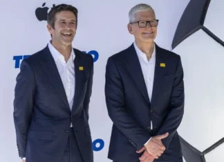 Αλλαγή σελίδας στην Apple: Ο Τιμ Κουκ παραδίδει τα ηνία στον Τζον Τέρνους – Η πρόκληση της AI και το στοίχημα της Κίνας