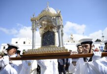 Δεκαπενταύγουστος: Χιλιάδες προσκυνητές στην Παναγία της Τήνου – Σε κλίμα κατάνυξης η Θεία Λειτουργία