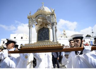 Δεκαπενταύγουστος: Χιλιάδες προσκυνητές στην Παναγία της Τήνου – Σε κλίμα κατάνυξης η Θεία Λειτουργία