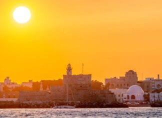 Με φόντο την Πανσέληνο: Μια ξεχωριστή βραδιά στα μνημεία της Ελλάδας