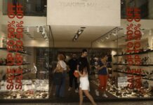 Τέλος οι θερινές εκπτώσεις: Πότε πέφτει η αυλαία – Ποιες Κυριακές θα είναι ανοιχτά τα καταστήματα μέχρι τέλους του 2026