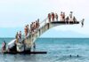 Παρά την απαγόρευση, βουτούν από το τραμπολίνο στη Ρόδο – Παρέμβαση του Λιμενικού