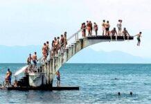 Παρά την απαγόρευση, βουτούν από το τραμπολίνο στη Ρόδο – Παρέμβαση του Λιμενικού