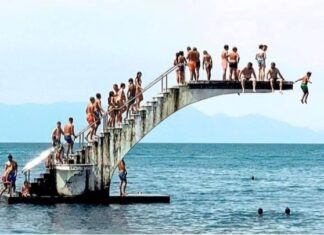 Παρά την απαγόρευση, βουτούν από το τραμπολίνο στη Ρόδο – Παρέμβαση του Λιμενικού