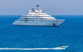 Η OPERA στη Ρόδο: Το εντυπωσιακό mega yacht των 450 εκατ. δολαρίων μέσα από αεροφωτογραφίες