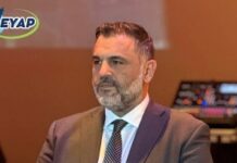 Με αφορμή τη συνέντευξη του περιφερειάρχη Νοτίου Αιγαίου, Γιώργου Χατζημάρκου, στην ΕΡΤ Νοτίου Αιγαίου, ο πρόεδρος της ΔΕΥΑΡ, Σωτήρης Βαγιανός, αναφέρει σε μακροσκελή ανακοίνωσή του τα ακόλουθα: «ΜΟΝΟ ΜΕ ΤΟ ΨΕΜΑ ΖΟΥΜΕ». Αυτός θα έπρεπε να είναι ο τίτλος της συνέντευξης του Περιφερειάρχη Νοτίου Αιγαίου στην ΕΡΤ ΝΟΤΙΟΥ ΑΙΓΑΙΟΥ Με αφορμή τη συνέντευξη του Περιφερειάρχη Νοτίου Αιγαίου κ. Γεωργίου Χατζημάρκου στην ΕΡΤ Νοτίου Αιγαίου (Ρ/Σ Ρόδου), η οποία δημοσιεύθηκε στις 29 Αυγούστου 2026 υπό τον τίτλο «Μόνο στο ψέμα αντιδρούμε», δίνω στη δημοσιότητα τα ακόλουθα στοιχεία. Ο τίτλος της συνέντευξης θέτει το ορθό κριτήριο. Στη δημόσια διοίκηση το ψέμα δεν είναι ζήτημα ύφους, είναι ζήτημα εγγράφων. Και τα έγγραφα που ακολουθούν δεν τα συνέταξε η ΔΕΥΑΡ. Τα συνέταξε, τα υπέγραψε, τα ανάρτησε στη Διαύγεια και τα εισηγήθηκε στα συλλογικά της όργανα η ίδια η Περιφέρεια Νοτίου Αιγαίου. Επέλεξα, επί έναν χρόνο, να μη συμμετέχω στον δημόσιο διαξιφισμό. Το δήλωσα και στην Επιτροπή Παρακολούθησης της προγραμματικής σύμβασης, στις 17 Απριλίου 2026, και υπάρχει στα πρακτικά. Επειδή όμως η σιωπή άρχισε να εκλαμβάνεται ως αδυναμία τεκμηρίωσης, απαντώ με τον μόνο τρόπο που γνωρίζω, με αριθμούς πρωτοκόλλου, με ΑΔΑ και με πρακτικά. 1. Η ευθεία παραδοχή της εκδίκησης και η επιβεβαίωση της πολιτικής των αντιποίνων Ερωτηθείς ευθέως από τη δημοσιογράφο αν η ανάκληση της παραχώρησης για το κολυμβητήριο της Ιαλυσού έγινε ως αντίποινα, ο Περιφερειάρχης δεν το διέψευσε. Απάντησε «βάλτε ό,τι τίτλο θέλετε», χαρακτηρίζοντας ταυτόχρονα την ανάκληση «οφειλόμενη πράξη». Πρόκειται για το σημαντικότερο σημείο ολόκληρης της συνέντευξης. Ένας Περιφερειάρχης ερωτάται δημοσίως αν χρησιμοποίησε δημόσιο ακίνητο και δημόσια απόφαση ως μέσο εκδίκησης απέναντι σε άλλον φορέα της Αυτοδιοίκησης και επιλέγει να μην το αρνηθεί, ενώ η άρνηση θα ήταν μονολεκτική και θα έκλεινε το ζήτημα. Η χρονολογική σειρά, όπως έχει καταγραφεί στον τοπικό Τύπο, είναι η εξής: • Αρχές Σεπτεμβρίου 2025: η Δημοτική Επιτροπή του Δήμου Ρόδου ανακαλεί τη δωρεάν παραχώρηση του δημοτικού ακινήτου στο Νεώριο προς την Περιφέρεια, με την αιτιολογία ότι ο σκοπός της σύμβασης δεν υλοποιήθηκε εντός εύλογου χρόνου. • 16 και 17 Οκτωβρίου 2025, πέντε εβδομάδες αργότερα: ο ειδικός σύμβουλος του Περιφερειάρχη κ. Σάκης Στάγκας ανακοινώνει δημοσίως ότι η Περιφέρεια θα ανακαλέσει το παραχωρητήριο του κολυμβητηρίου. • 11 Νοεμβρίου 2025: η Περιφερειακή Επιτροπή ανακαλεί ομόφωνα την παραχώρηση, η οποία είχε γίνει το 2002 με την υπ αριθ. 5 απόφαση του τότε Νομαρχιακού Συμβουλίου Δωδεκανήσου. • 22 Ιουνίου 2026: ο Αναπληρωτής Περιφερειάρχης κ. Απόστολος Ασπράκης απορρίπτει το αίτημα του Δήμου για εκ νέου παραχώρηση, με σκοπό την κατασκευή ανοικτού Δημοτικού Κολυμβητηρίου. • 23 Ιουνίου 2026: ο αρμόδιος αντιδήμαρχος κ. Κώστας Χαλκιάς δηλώνει ότι το έργο βρίσκεται «σε τροχιά χρηματοδότησης». Στο ίδιο διάστημα καταγράφηκε και η οριστική ανάκληση, από την Περιφέρεια, της χρηματοδότησης του έργου ανάπλασης από την Ακαντιά έως τη νέα μαρίνα Ρόδου. Μια «οφειλόμενη πράξη» που ενεργοποιείται είκοσι τρία χρόνια μετά, με αφορμή, και δεν αίρεται όταν εκλείπει ο λόγος της, δεν είναι οφειλόμενη πράξη. Είναι πολιτική επιλογή. Και όταν οι ανακλήσεις έρχονται σε σειρά και πάντοτε μετά από θεσμική διαφωνία με τον Δήμο, δεν πρόκειται για συγκυρία. Το κόστος των αντιποίνων, στη δημόσια διοίκηση, δεν το πληρώνει ο αντίπαλος. Το πληρώνει ο τόπος. Εν προκειμένω, οι πολίτες που περιμένουν είκοσι τέσσερα χρόνια ένα κολυμβητήριο. Ως προς τον χαρακτηρισμό του Νεωρίου ως «αυθαίρετου», οι πληροφορίες από τον Δήμο Ρόδου δεν τον επιβεβαιώνουν, καθώς πρόκειται για κτήριο τακτοποιημένο. Ανεξαρτήτως αυτού, η Περιφέρεια δηλώνει ότι παρέλαβε το ακίνητο το 2024, ενέγραψε στον προϋπολογισμό της περίπου ένα εκατομμύριο ευρώ και εκκίνησε μελέτες. Ο έλεγχος της πολεοδομικής κατάστασης γίνεται πριν από τη δέσμευση της πίστωσης, όχι μετά. 2. «Βγάλτε με από την προγραμματική», αλλά βάλτε μέσα το Καστέλλο Για τη Μεσαιωνική Πόλη ο Περιφερειάρχης δήλωσε ότι η Περιφέρεια μπήκε στην προγραμματική ως τρίτο μέλος το 2023 και ότι η οικονομική της συμμετοχή «δεν μπορούσε να περιγραφεί δεσμευτικά, γι αυτό και δεν περιγράφηκε». Παραθέτω τα νούμερα της σύμβασης της 7ης Απριλίου 2023, συνολικού προϋπολογισμού 63.576.244,30 ευρώ και δεκαετούς διάρκειας: • Δήμος Ρόδου, 53.196.244,30 ευρώ, ήτοι 83,67% του συνόλου. • Υπουργείο Πολιτισμού, 10.170.000 ευρώ. • ΟΔΑΠ, 210.000 ευρώ, ήτοι 0,33%. • Περιφέρεια Νοτίου Αιγαίου, καμία αριθμητική δέσμευση. Η σύμβαση πέρασε προσυμβατικό έλεγχο του Ελεγκτικού Συνεδρίου με την Πράξη 153/23.03.2023. Το άρθρο 100 του ν. 3852/2010, που αποτελεί τη νομική της βάση, απαιτεί ρητά να ορίζονται ο προϋπολογισμός και οι πόροι που διαθέτει καθένα από τα συμβαλλόμενα μέρη. Το κρίσιμο όμως είναι ο συνδυασμός δύο ταυτόχρονων θέσεων. Από τη μία ζητά να αποχωρήσει από την προγραμματική, επικαλούμενος ότι και ο ίδιος ψάχνει 700 εκατομμύρια, και απορρίπτει τη σύσταση Επιτροπής Εξεύρεσης Πόρων υπέρ του Δήμου. Από την άλλη δηλώνει ότι θα διαθέσει περίπου 11 εκατομμύρια ευρώ για το Παλάτι του Μεγάλου Μαγίστρου, δηλαδή προς το Υπουργείο Πολιτισμού. Πόροι επομένως υπάρχουν, αλλά όχι για τον Δήμο, και κατευθύνονται σε κυβερνητικό φορέα ο οποίος, όπως έχει παραδεχθεί και η ίδια η Υπουργός αλλά και ο ίδιος, εισπράττει εκατομμύρια από τα μνημεία της Ρόδου και παρά ταύτα «δεν φτάνουν». Ίδια σύμβαση, ίδιος τίτλος UNESCO, δύο εντελώς διαφορετικές αντιμετωπίσεις. 3. Η χρηματοδότηση της λειτουργίας του Γαδουρά Ουδέποτε διατύπωσα κατηγορία περί απάτης και ουδέποτε αποκάλεσα κανέναν απατεώνα. Έθεσα ερώτημα δημοσιονομικής διαφάνειας, στηριγμένο αποκλειστικά σε έγγραφα της Περιφέρειας: • Στην από 01.07.2023 εργολαβική σύμβαση της Περιφέρειας με την «ΑΚΤΩΡ Α.Τ.Ε.» (ΔΤΕ/3329/1-07-2023, ΑΔΑ 6ΔΒΣ7ΛΞ-ΞΓΙ, ΑΔΑΜ 23SYMV012991792, ύψους 18.344.717,00 ευρώ πλέον ΦΠΑ), το άρθρο 3 παρ. 1 ορίζει αυτολεξεί ότι «το έργο χρηματοδοτείται από πόρους του Προγράμματος Δημοσίων Επενδύσεων του Ν. Δωδεκανήσου της Περιφέρειας Νοτίου Αιγαίου ΚΑΕ 02.071.9899». • Με την υπ αριθ. 340/24-05-2022 απόφαση του Περιφερειάρχη (ΑΔΑ ΨΒ987ΛΞ-6Σ4) εγκρίθηκε ανάληψη πολυετούς υποχρέωσης με τίτλο «Παροχή υπηρεσιών διαχείρισης και συντήρησης του έργου ύδρευσης Ρόδου από το Φράγμα Γαδουρά», ύψους 23.200.000 ευρώ για τα έτη 2023 έως 2027, στον ίδιο ΚΑΕ. Το αντικείμενο είναι η λειτουργία και συντήρηση, όχι η κατασκευή, και το ποσό ταυτίζεται με τον προϋπολογισμό της προγραμματικής σύμβασης που πληρώνει η ΔΕΥΑΡ. • Στη συνεδρίαση του Περιφερειακού Συμβουλίου της 29ης Ιουλίου 2025 τέθηκε προς ψήφιση θέμα με τίτλο «Λήψη απόφασης για την αναστολή χρηματοδότησης έργων ή δράσεων της νήσου Ρόδου, που έχουν ως πηγή χρηματοδότησης το ΠΔΕ της Περιφέρειας Ν. Αιγαίου, λόγω της ανάγκης εξασφάλισης χρηματοροής στο έργο: Παροχή Υπηρεσιών Διαχείρισης, Λειτουργίας και Συντήρησης του έργου Ύδρευση Ρόδου από το Φράγμα Γαδουρά». • Ενδεικτικά αναφέρω στην 11η Τροποποίηση Προϋπολογισμού και Τεχνικού Προγράμματος 2025 (απόφαση 62/2025, ΑΔΑ Ψ7ΕΛ7ΛΞ-89Υ), τα ποσά που εισπράττει η Περιφέρεια από τη ΔΕΥΑΡ εμφανίζονται ως ίδιοι πόροι της Περιφέρειας. Το ερώτημα είναι απλό: αν η λειτουργία του Γαδουρά χρηματοδοτείται αποκλειστικά από ιδίους πόρους, γιατί χρειάστηκε να ανασταλεί η χρηματοδότηση έργων με πηγή το ΠΔΕ προκειμένου να εξασφαλιστεί χρηματοροή σε αυτό ακριβώς το έργο; Το ζήτημα εκκρεμεί ενώπιον της Δικαιοσύνης και εκεί θα κριθεί. 4. «Όλα έχουν απαντηθεί από την αρμόδια επιτροπή» Το 7ο Πρακτικό Συνεδρίασης της Επιτροπής Παρακολούθησης, της 17ης Απριλίου 2026, το οποίο τηρήθηκε από την ίδια την Περιφέρεια και ηχογραφήθηκε με τη συναίνεση όλων των μελών, καταγράφει ότι η Επιτροπή, με τέσσερις ψήφους της Περιφέρειας έναντι τριών του Δήμου Ρόδου και της ΔΕΥΑΡ: • απέρριψε το αίτημα του υπ αριθ. πρωτ. 7787/01-07-2025 εγγράφου της ΔΕΥΑΡ, περιορίζοντας τη χορήγηση στοιχείων «αποκλειστικά» σε όσα τεκμηριώνουν τις υποχρεώσεις της Περιφέρειας, • απέρριψε την εισαγωγή αμφότερων των θεμάτων εκτός ημερήσιας διάταξης, εκ των οποίων το ένα ήταν αίτημα διευκρινίσεων προς το Ελεγκτικό Συνέδριο, • χαρακτήρισε τις αμφισβητήσεις της ΔΕΥΑΡ «πρόδηλα προσχηματικές». Στη διαλογική συζήτηση ζήτησα, για πολλοστή φορά, το τεύχος τεκμηρίωσης του προϋπολογισμού της εργολαβικής σύμβασης, τα ημερολόγια του έργου, τις ΑΠΔ και τα τιμολόγια αγοράς χημικών. Η απάντηση καταγράφεται ρητά στα πρακτικά: τα αιτήματα αυτά «εκφεύγουν των αρμοδιοτήτων» της Επιτροπής. Αυτό δεν είναι απάντηση, είναι απόρριψη, και αφορά τον τρόπο υπολογισμού του ποσού που πληρώνει τελικά ο Ροδίτης καταναλωτής. 5. Οι πληρωμές και οι δύο διορθώσεις που δεν αναφέρθηκαν Η διοίκηση στην οποία προεδρεύω έχει καταβάλει στην Περιφέρεια περίπου 7,3 εκατομμύρια ευρώ σε δύο έτη, ενώ ταυτόχρονα αμφισβητεί δικαστικά το ύψος των χρεώσεων. Οι έξι λογαριασμοί που εξέδωσε η Περιφέρεια προς τη ΔΕΥΑΡ για το διάστημα 01.07.2023 έως 31.03.2026 ανέρχονται σε 11.714.563,60 ευρώ με ΦΠΑ, ενώ οι αντίστοιχοι λογαριασμοί του αναδόχου προς την Περιφέρεια για την ίδια περίοδο ήταν σημαντικά χαμηλότεροι. Στο 6ο Πρακτικό της Επιτροπής, της 17ης Οκτωβρίου 2025, η Περιφέρεια εκκαθάρισε σωρευμένη διαφορά 1.565.699,70 ευρώ, την οποία συμψήφισε στον 5ο Λογαριασμό, ο οποίος από 2.531.180,33 ευρώ διαμορφώθηκε σε 965.480,62 ευρώ. Στο 7ο Πρακτικό, της 17ης Απριλίου 2026, έγινε νέα εκκαθάριση διαφοράς 337.395,45 ευρώ, με τον 6ο Λογαριασμό να μειώνεται από 2.510.087,72 σε 2.172.692,27 ευρώ. Οι δύο αυτές διορθώσεις, συνολικά άνω του 1,9 εκατομμυρίου ευρώ, έγιναν επειδή επιμείναμε, επί έξι πρακτικά, ότι χρεωνόμασταν περισσότερα από όσα κατέβαλλε η ίδια η Περιφέρεια στον ανάδοχο. Στη συνέντευξη δεν έγινε καμία αναφορά σε αυτές. 6. Η Β΄ Φάση: η αιτία της διάλυσης είναι καταγεγραμμένη Η Διευθύνουσα Υπηρεσία της Περιφέρειας Νοτίου Αιγαίου αποδέχθηκε την αίτηση διαλύσεως της εργολαβικής συμβάσεως του έργου «Έργα Ύδρευσης Ρόδου από το Φράγμα Γαδουρά (Β΄ Φάση), Κατασκευή Νοτίου Υδραγωγείου, Υδραγωγείου Αφάντου και Αρχαγγέλου», με ρητή αιτιολογία «λόγω μη καταβολής των εγκεκριμένων 5ου, 6ου και 7ου λογαριασμών». Οι λογαριασμοί δεν αμφισβητήθηκαν και δεν περικόπηκαν. Εγκρίθηκαν και δεν πληρώθηκαν. Η διάλυση για μη καταβολή εγκεκριμένων λογαριασμών ρυθμίζεται στα άρθρα 160 έως 163 του ν. 4412/2016 και αποτελεί δικαίωμα του αναδόχου ακριβώς επειδή η υπαιτιότητα βαρύνει τον κύριο του έργου. Πρόκειται για σύμβαση της 17ης Μαρτίου 2022, ύψους 19.998.283,48 ευρώ χωρίς ΦΠΑ, με προθεσμία που είχε ήδη παραταθεί, με την υπ αριθ. 65/2025 απόφαση της Περιφερειακής Επιτροπής, έως τις 29 Ιανουαρίου 2027. Το κόστος της αδράνειας το επωμίζεται ο Ροδίτης: • Χρεωνόμασταν λειτουργία και συντήρηση έργων που δεν υπάρχουν. Με τρεις διαδοχικές αποφάσεις «ήσσονος αξίας» (178/2023, 109/2024 και 51/2025) αφαιρέθηκαν μόλις 201.096 ευρώ πλέον ΦΠΑ ετησίως, ήτοι 16.758 ευρώ τον μήνα. Έχουμε προσφύγει κατά της 51/2025 (ΠΡ499/2025, Διοικητικό Πρωτοδικείο Ρόδου) και μέχρι σήμερα δεν μας έχει δοθεί κανένα στοιχείο για το πώς προκύπτει το ποσό των 16.758 ευρώ. • Δαπανήσαμε ίδιους πόρους της τάξεως των 2,5 εκατομμυρίων ευρώ σε δύο έτη, σε γεωτρήσεις και δίκτυα μεταφοράς, για να καλύψουμε το κενό του ανεκτέλεστου έργου. • Στη Δημοτική Ενότητα Λινδίων εφαρμόζεται μειωμένη τιμολόγηση λόγω υφάλμυρου νερού, ενώ οι κάτοικοι υφίστανται φθορές σε οικιακό εξοπλισμό και εγκαταστάσεις από το αλάτι. Στις 4 Ιουλίου 2026 υποβάλαμε επίσημο αίτημα σύναψης προγραμματικής σύμβασης κατ άρθρο 100 του ν. 3852/2010, για τη μεταβίβαση πόρων και μελετών και την ανάληψη της ολοκλήρωσης του έργου, προσκομίζοντας τη διαχειριστική μας επάρκεια (14155/06-11-2025). Η απάντηση δόθηκε στην ΕΡΑ Ρόδου, στις 29 Αυγούστου 2026: «όχι, βέβαια». Το λέω με σαφήνεια: δεν διεκδικούμε την ιδιοκτησία κανενός έργου. Ζητούμε να ολοκληρωθεί ένα έργο που έχει κολλήσει και για το οποίο πληρώνουμε. 7. Τα ρέματα και οι άδειες Στις 25 Αυγούστου 2026 ο Χωρικός Αντιπεριφερειάρχης Δωδεκανήσου κ. Χρήστος Ευστρατίου μας απηύθυνε το υπ αριθ. πρωτ. 2071 έγγραφο, με δεκατρείς κατηγορίες αιτημάτων. Απαντήσαμε σε διάστημα μικρότερο των εικοσιτεσσάρων ωρών, με αντιστοίχιση ένα προς ένα και δεκατρία συνημμένα έγγραφα και φακέλους, ήτοι τον πλήρη φάκελο του έργου με όλα τα τεύχη δημοπράτησης και τους αριθμούς ΑΔΑΜ. Οι εργασίες εκτελούνται σε οδό του δημοτικού δικτύου, αρμοδιότητας του Δήμου Ρόδου. Δεν έχουν εκτελεστεί εργασίες σε οδό αρμοδιότητας της Περιφέρειας ακριβώς επειδή εκκρεμεί άδεια τομής, την οποία ο ανάδοχος θα υποβάλει πριν από την έναρξη του σχετικού τμήματος. Η εγκάρσια διέλευση υπόγειου αγωγού δεν επηρεάζει κοίτη ούτε παροχετευτικότητα. 8. Ο ΦΟΔΣΑ, τα ΕΛΤΑ και το «μια χαρά» Ο Περιφερειάρχης αναφέρθηκε σε τοποθέτησή μου στο Δημοτικό Συμβούλιο για τα ΕΛΤΑ, επιχειρώντας να τη συνδέσει με την επικαιρότητα και να την υποβαθμίσει, δηλώνοντας παράλληλα ότι ο ΦΟΔΣΑ είναι «μια χαρά». Η τοποθέτησή μου ήταν πολιτικό επιχείρημα και όχι σχόλιο για τα σκουπίδια. Είπα ότι, αν η Κυβέρνηση ήθελε να σώσει τα ΕΛΤΑ, θα το έκανε, όπως ακριβώς έκανε με τους ΦΟΔΣΑ, τους οποίους στήριξε νομοθετικά για την εξυγίανσή τους. Το επιχείρημα στηρίζεται στη δική του διήγηση, αφού ο ίδιος έχει περιγράψει δημοσίως τη σύσταση του ΦΟΔΣΑ Νοτίου Αιγαίου ως προϊόν νομοθετικής παρέμβασης της Κυβέρνησης. Ως προς το «μια χαρά», τα δεδομένα των τελευταίων εβδομάδων είναι δημόσια: • 28 Ιουλίου 2026: μεγάλη πυρκαγιά στον ΧΥΤΑ Πάρου, με δεκάδες χιλιάδες στρέμματα καμένης γης. Ακολούθησε σύλληψη και παραπομπή με την αυτόφωρη διαδικασία, μεταξύ άλλων, του δημάρχου Πάρου, ο οποίος και οι πληρεξούσιοι δικηγόροι του απέδωσαν δημοσίως τις ευθύνες στον ΦΟΔΣΑ Νοτίου Αιγαίου Α.Ε., ως κύριο του έργου και υπεύθυνο της συνολικής διαχείρισης, και στον ιδιώτη ανάδοχο λειτουργίας. • Ακολούθησε ομόφωνο αίτημα του ΦΟΔΣΑ για αλλαγή του πλαισίου του αυτοφώρου για τους αιρετούς. • Ακολούθησε ανοικτή θεσμική αντιπαράθεση με την ΠΕΔ Νοτίου Αιγαίου, της οποίας ο πρόεδρος ζήτησε εγγράφως από τον πρόεδρο του ΦΟΔΣΑ να τηρηθεί το καταστατικό και οι αποφάσεις του Διοικητικού Συμβουλίου ως προς τη σύγκληση της Γενικής Συνέλευσης. Υπενθυμίζω ότι Πρόεδρος του ΦΟΔΣΑ Νοτίου Αιγαίου Α.Ε. είναι ο ίδιος ο Περιφερειάρχης. Έχω παρουσιάσει, δημοσίως και επισήμως στο Δημοτικό Συμβούλιο Ρόδου, στοιχεία που καταδεικνύουν εκτεταμένη πρακτική επαναλαμβανόμενων απευθείας αναθέσεων στο όριο των 30.000 ευρώ, με σοβαρό ζήτημα κατάτμησης συμβάσεων και περιορισμού του ανταγωνισμού, καθώς και σημαντική απόκλιση μεταξύ των ποσών που έχει καταβάλει ο Δήμος Ρόδου και της αντίστοιχης συμβασιοποίησης για τη Ρόδο. Τα στοιχεία αυτά είναι καταγγελίες που χρήζουν ελέγχου από τα αρμόδια όργανα και εκεί οφείλουν να απαντηθούν. Όχι με τον χαρακτηρισμό «μια χαρά». Επίλογος Στη συνέντευξη ειπώθηκε ότι έγινε «ένα λάθος με τον πρόεδρο της ΔΕΥΑΡ, τον πήραμε πολύ στα σοβαρά», με ειρωνεία για τη «μεγαλοπρέπειά» μου και για τα μπουλντοζάκια μου. Είναι δικαίωμα του καθενός να επιλέγει τους χαρακτηρισμούς που θέλει. Οι χαρακτηρισμοί όμως δεν διασταυρώνονται. Τα έγγραφα διασταυρώνονται. Και τα έγγραφα, σε αυτή την υπόθεση, φέρουν κατά κανόνα την υπογραφή, τον ΑΔΑ και τον ΚΑΕ της Περιφέρειας Νοτίου Αιγαίου. Δεν με ενδιαφέρει το πολιτικό ούτε το προσωπικό κόστος. Το είπα και στην Επιτροπή Παρακολούθησης και το επαναλαμβάνω δημοσίως: η ΔΕΥΑΡ δεν είναι ο Βαγιανός. Είναι οι άνθρωποί της. Εμείς φεύγουμε αύριο, έρχονται άλλοι. Η ΔΕΥΑΡ είναι η Ρόδος. Ως προς τη «μεγαλοπρέπεια» και τα μπουλντοζάκια, θα κλείσω με το προφανές. Ο μεγαλοπρεπής, με το μπουλντοζάκι του, δεν φαίνεται να γκρεμίζει ούτε γέφυρες ούτε πτερυγότοιχους. Φαίνεται να γκρεμίζει, έγγραφο προς έγγραφο, τα ψέματα του Περιφερειάρχη. Γι αυτό και ο τίτλος της συνέντευξης δεν έπρεπε να είναι «Μόνο στο ψέμα αντιδρούμε». Έπρεπε να είναι «Μόνο με το ψέμα ζούμε». * Το παρόν βασίζεται σε αναρτημένες αποφάσεις στη Διαύγεια, σε υπογεγραμμένες συμβάσεις, στα Πρακτικά της Επιτροπής Παρακολούθησης της Προγραμματικής Σύμβασης της 06.06.2022 και σε δικόγραφα που έχουν κατατεθεί ενώπιον του Διοικητικού Εφετείου Πειραιά και του Διοικητικού Πρωτοδικείου Ρόδου. Μέρος των ζητημάτων εκκρεμεί ενώπιον της Δικαιοσύνης και θα κριθεί από αυτήν. Η Περιφέρεια Νοτίου Αιγαίου διατηρεί πλήρες δικαίωμα απάντησης επί κάθε σημείου.»