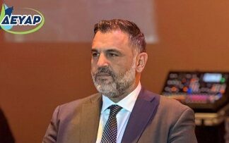Με αφορμή τη συνέντευξη του περιφερειάρχη Νοτίου Αιγαίου, Γιώργου Χατζημάρκου, στην ΕΡΤ Νοτίου Αιγαίου, ο πρόεδρος της ΔΕΥΑΡ, Σωτήρης Βαγιανός, αναφέρει σε μακροσκελή ανακοίνωσή του τα ακόλουθα: «ΜΟΝΟ ΜΕ ΤΟ ΨΕΜΑ ΖΟΥΜΕ». Αυτός θα έπρεπε να είναι ο τίτλος της συνέντευξης του Περιφερειάρχη Νοτίου Αιγαίου στην ΕΡΤ ΝΟΤΙΟΥ ΑΙΓΑΙΟΥ Με αφορμή τη συνέντευξη του Περιφερειάρχη Νοτίου Αιγαίου κ. Γεωργίου Χατζημάρκου στην ΕΡΤ Νοτίου Αιγαίου (Ρ/Σ Ρόδου), η οποία δημοσιεύθηκε στις 29 Αυγούστου 2026 υπό τον τίτλο «Μόνο στο ψέμα αντιδρούμε», δίνω στη δημοσιότητα τα ακόλουθα στοιχεία. Ο τίτλος της συνέντευξης θέτει το ορθό κριτήριο. Στη δημόσια διοίκηση το ψέμα δεν είναι ζήτημα ύφους, είναι ζήτημα εγγράφων. Και τα έγγραφα που ακολουθούν δεν τα συνέταξε η ΔΕΥΑΡ. Τα συνέταξε, τα υπέγραψε, τα ανάρτησε στη Διαύγεια και τα εισηγήθηκε στα συλλογικά της όργανα η ίδια η Περιφέρεια Νοτίου Αιγαίου. Επέλεξα, επί έναν χρόνο, να μη συμμετέχω στον δημόσιο διαξιφισμό. Το δήλωσα και στην Επιτροπή Παρακολούθησης της προγραμματικής σύμβασης, στις 17 Απριλίου 2026, και υπάρχει στα πρακτικά. Επειδή όμως η σιωπή άρχισε να εκλαμβάνεται ως αδυναμία τεκμηρίωσης, απαντώ με τον μόνο τρόπο που γνωρίζω, με αριθμούς πρωτοκόλλου, με ΑΔΑ και με πρακτικά. 1. Η ευθεία παραδοχή της εκδίκησης και η επιβεβαίωση της πολιτικής των αντιποίνων Ερωτηθείς ευθέως από τη δημοσιογράφο αν η ανάκληση της παραχώρησης για το κολυμβητήριο της Ιαλυσού έγινε ως αντίποινα, ο Περιφερειάρχης δεν το διέψευσε. Απάντησε «βάλτε ό,τι τίτλο θέλετε», χαρακτηρίζοντας ταυτόχρονα την ανάκληση «οφειλόμενη πράξη». Πρόκειται για το σημαντικότερο σημείο ολόκληρης της συνέντευξης. Ένας Περιφερειάρχης ερωτάται δημοσίως αν χρησιμοποίησε δημόσιο ακίνητο και δημόσια απόφαση ως μέσο εκδίκησης απέναντι σε άλλον φορέα της Αυτοδιοίκησης και επιλέγει να μην το αρνηθεί, ενώ η άρνηση θα ήταν μονολεκτική και θα έκλεινε το ζήτημα. Η χρονολογική σειρά, όπως έχει καταγραφεί στον τοπικό Τύπο, είναι η εξής: • Αρχές Σεπτεμβρίου 2025: η Δημοτική Επιτροπή του Δήμου Ρόδου ανακαλεί τη δωρεάν παραχώρηση του δημοτικού ακινήτου στο Νεώριο προς την Περιφέρεια, με την αιτιολογία ότι ο σκοπός της σύμβασης δεν υλοποιήθηκε εντός εύλογου χρόνου. • 16 και 17 Οκτωβρίου 2025, πέντε εβδομάδες αργότερα: ο ειδικός σύμβουλος του Περιφερειάρχη κ. Σάκης Στάγκας ανακοινώνει δημοσίως ότι η Περιφέρεια θα ανακαλέσει το παραχωρητήριο του κολυμβητηρίου. • 11 Νοεμβρίου 2025: η Περιφερειακή Επιτροπή ανακαλεί ομόφωνα την παραχώρηση, η οποία είχε γίνει το 2002 με την υπ αριθ. 5 απόφαση του τότε Νομαρχιακού Συμβουλίου Δωδεκανήσου. • 22 Ιουνίου 2026: ο Αναπληρωτής Περιφερειάρχης κ. Απόστολος Ασπράκης απορρίπτει το αίτημα του Δήμου για εκ νέου παραχώρηση, με σκοπό την κατασκευή ανοικτού Δημοτικού Κολυμβητηρίου. • 23 Ιουνίου 2026: ο αρμόδιος αντιδήμαρχος κ. Κώστας Χαλκιάς δηλώνει ότι το έργο βρίσκεται «σε τροχιά χρηματοδότησης». Στο ίδιο διάστημα καταγράφηκε και η οριστική ανάκληση, από την Περιφέρεια, της χρηματοδότησης του έργου ανάπλασης από την Ακαντιά έως τη νέα μαρίνα Ρόδου. Μια «οφειλόμενη πράξη» που ενεργοποιείται είκοσι τρία χρόνια μετά, με αφορμή, και δεν αίρεται όταν εκλείπει ο λόγος της, δεν είναι οφειλόμενη πράξη. Είναι πολιτική επιλογή. Και όταν οι ανακλήσεις έρχονται σε σειρά και πάντοτε μετά από θεσμική διαφωνία με τον Δήμο, δεν πρόκειται για συγκυρία. Το κόστος των αντιποίνων, στη δημόσια διοίκηση, δεν το πληρώνει ο αντίπαλος. Το πληρώνει ο τόπος. Εν προκειμένω, οι πολίτες που περιμένουν είκοσι τέσσερα χρόνια ένα κολυμβητήριο. Ως προς τον χαρακτηρισμό του Νεωρίου ως «αυθαίρετου», οι πληροφορίες από τον Δήμο Ρόδου δεν τον επιβεβαιώνουν, καθώς πρόκειται για κτήριο τακτοποιημένο. Ανεξαρτήτως αυτού, η Περιφέρεια δηλώνει ότι παρέλαβε το ακίνητο το 2024, ενέγραψε στον προϋπολογισμό της περίπου ένα εκατομμύριο ευρώ και εκκίνησε μελέτες. Ο έλεγχος της πολεοδομικής κατάστασης γίνεται πριν από τη δέσμευση της πίστωσης, όχι μετά. 2. «Βγάλτε με από την προγραμματική», αλλά βάλτε μέσα το Καστέλλο Για τη Μεσαιωνική Πόλη ο Περιφερειάρχης δήλωσε ότι η Περιφέρεια μπήκε στην προγραμματική ως τρίτο μέλος το 2023 και ότι η οικονομική της συμμετοχή «δεν μπορούσε να περιγραφεί δεσμευτικά, γι αυτό και δεν περιγράφηκε». Παραθέτω τα νούμερα της σύμβασης της 7ης Απριλίου 2023, συνολικού προϋπολογισμού 63.576.244,30 ευρώ και δεκαετούς διάρκειας: • Δήμος Ρόδου, 53.196.244,30 ευρώ, ήτοι 83,67% του συνόλου. • Υπουργείο Πολιτισμού, 10.170.000 ευρώ. • ΟΔΑΠ, 210.000 ευρώ, ήτοι 0,33%. • Περιφέρεια Νοτίου Αιγαίου, καμία αριθμητική δέσμευση. Η σύμβαση πέρασε προσυμβατικό έλεγχο του Ελεγκτικού Συνεδρίου με την Πράξη 153/23.03.2023. Το άρθρο 100 του ν. 3852/2010, που αποτελεί τη νομική της βάση, απαιτεί ρητά να ορίζονται ο προϋπολογισμός και οι πόροι που διαθέτει καθένα από τα συμβαλλόμενα μέρη. Το κρίσιμο όμως είναι ο συνδυασμός δύο ταυτόχρονων θέσεων. Από τη μία ζητά να αποχωρήσει από την προγραμματική, επικαλούμενος ότι και ο ίδιος ψάχνει 700 εκατομμύρια, και απορρίπτει τη σύσταση Επιτροπής Εξεύρεσης Πόρων υπέρ του Δήμου. Από την άλλη δηλώνει ότι θα διαθέσει περίπου 11 εκατομμύρια ευρώ για το Παλάτι του Μεγάλου Μαγίστρου, δηλαδή προς το Υπουργείο Πολιτισμού. Πόροι επομένως υπάρχουν, αλλά όχι για τον Δήμο, και κατευθύνονται σε κυβερνητικό φορέα ο οποίος, όπως έχει παραδεχθεί και η ίδια η Υπουργός αλλά και ο ίδιος, εισπράττει εκατομμύρια από τα μνημεία της Ρόδου και παρά ταύτα «δεν φτάνουν». Ίδια σύμβαση, ίδιος τίτλος UNESCO, δύο εντελώς διαφορετικές αντιμετωπίσεις. 3. Η χρηματοδότηση της λειτουργίας του Γαδουρά Ουδέποτε διατύπωσα κατηγορία περί απάτης και ουδέποτε αποκάλεσα κανέναν απατεώνα. Έθεσα ερώτημα δημοσιονομικής διαφάνειας, στηριγμένο αποκλειστικά σε έγγραφα της Περιφέρειας: • Στην από 01.07.2023 εργολαβική σύμβαση της Περιφέρειας με την «ΑΚΤΩΡ Α.Τ.Ε.» (ΔΤΕ/3329/1-07-2023, ΑΔΑ 6ΔΒΣ7ΛΞ-ΞΓΙ, ΑΔΑΜ 23SYMV012991792, ύψους 18.344.717,00 ευρώ πλέον ΦΠΑ), το άρθρο 3 παρ. 1 ορίζει αυτολεξεί ότι «το έργο χρηματοδοτείται από πόρους του Προγράμματος Δημοσίων Επενδύσεων του Ν. Δωδεκανήσου της Περιφέρειας Νοτίου Αιγαίου ΚΑΕ 02.071.9899». • Με την υπ αριθ. 340/24-05-2022 απόφαση του Περιφερειάρχη (ΑΔΑ ΨΒ987ΛΞ-6Σ4) εγκρίθηκε ανάληψη πολυετούς υποχρέωσης με τίτλο «Παροχή υπηρεσιών διαχείρισης και συντήρησης του έργου ύδρευσης Ρόδου από το Φράγμα Γαδουρά», ύψους 23.200.000 ευρώ για τα έτη 2023 έως 2027, στον ίδιο ΚΑΕ. Το αντικείμενο είναι η λειτουργία και συντήρηση, όχι η κατασκευή, και το ποσό ταυτίζεται με τον προϋπολογισμό της προγραμματικής σύμβασης που πληρώνει η ΔΕΥΑΡ. • Στη συνεδρίαση του Περιφερειακού Συμβουλίου της 29ης Ιουλίου 2025 τέθηκε προς ψήφιση θέμα με τίτλο «Λήψη απόφασης για την αναστολή χρηματοδότησης έργων ή δράσεων της νήσου Ρόδου, που έχουν ως πηγή χρηματοδότησης το ΠΔΕ της Περιφέρειας Ν. Αιγαίου, λόγω της ανάγκης εξασφάλισης χρηματοροής στο έργο: Παροχή Υπηρεσιών Διαχείρισης, Λειτουργίας και Συντήρησης του έργου Ύδρευση Ρόδου από το Φράγμα Γαδουρά». • Ενδεικτικά αναφέρω στην 11η Τροποποίηση Προϋπολογισμού και Τεχνικού Προγράμματος 2025 (απόφαση 62/2025, ΑΔΑ Ψ7ΕΛ7ΛΞ-89Υ), τα ποσά που εισπράττει η Περιφέρεια από τη ΔΕΥΑΡ εμφανίζονται ως ίδιοι πόροι της Περιφέρειας. Το ερώτημα είναι απλό: αν η λειτουργία του Γαδουρά χρηματοδοτείται αποκλειστικά από ιδίους πόρους, γιατί χρειάστηκε να ανασταλεί η χρηματοδότηση έργων με πηγή το ΠΔΕ προκειμένου να εξασφαλιστεί χρηματοροή σε αυτό ακριβώς το έργο; Το ζήτημα εκκρεμεί ενώπιον της Δικαιοσύνης και εκεί θα κριθεί. 4. «Όλα έχουν απαντηθεί από την αρμόδια επιτροπή» Το 7ο Πρακτικό Συνεδρίασης της Επιτροπής Παρακολούθησης, της 17ης Απριλίου 2026, το οποίο τηρήθηκε από την ίδια την Περιφέρεια και ηχογραφήθηκε με τη συναίνεση όλων των μελών, καταγράφει ότι η Επιτροπή, με τέσσερις ψήφους της Περιφέρειας έναντι τριών του Δήμου Ρόδου και της ΔΕΥΑΡ: • απέρριψε το αίτημα του υπ αριθ. πρωτ. 7787/01-07-2025 εγγράφου της ΔΕΥΑΡ, περιορίζοντας τη χορήγηση στοιχείων «αποκλειστικά» σε όσα τεκμηριώνουν τις υποχρεώσεις της Περιφέρειας, • απέρριψε την εισαγωγή αμφότερων των θεμάτων εκτός ημερήσιας διάταξης, εκ των οποίων το ένα ήταν αίτημα διευκρινίσεων προς το Ελεγκτικό Συνέδριο, • χαρακτήρισε τις αμφισβητήσεις της ΔΕΥΑΡ «πρόδηλα προσχηματικές». Στη διαλογική συζήτηση ζήτησα, για πολλοστή φορά, το τεύχος τεκμηρίωσης του προϋπολογισμού της εργολαβικής σύμβασης, τα ημερολόγια του έργου, τις ΑΠΔ και τα τιμολόγια αγοράς χημικών. Η απάντηση καταγράφεται ρητά στα πρακτικά: τα αιτήματα αυτά «εκφεύγουν των αρμοδιοτήτων» της Επιτροπής. Αυτό δεν είναι απάντηση, είναι απόρριψη, και αφορά τον τρόπο υπολογισμού του ποσού που πληρώνει τελικά ο Ροδίτης καταναλωτής. 5. Οι πληρωμές και οι δύο διορθώσεις που δεν αναφέρθηκαν Η διοίκηση στην οποία προεδρεύω έχει καταβάλει στην Περιφέρεια περίπου 7,3 εκατομμύρια ευρώ σε δύο έτη, ενώ ταυτόχρονα αμφισβητεί δικαστικά το ύψος των χρεώσεων. Οι έξι λογαριασμοί που εξέδωσε η Περιφέρεια προς τη ΔΕΥΑΡ για το διάστημα 01.07.2023 έως 31.03.2026 ανέρχονται σε 11.714.563,60 ευρώ με ΦΠΑ, ενώ οι αντίστοιχοι λογαριασμοί του αναδόχου προς την Περιφέρεια για την ίδια περίοδο ήταν σημαντικά χαμηλότεροι. Στο 6ο Πρακτικό της Επιτροπής, της 17ης Οκτωβρίου 2025, η Περιφέρεια εκκαθάρισε σωρευμένη διαφορά 1.565.699,70 ευρώ, την οποία συμψήφισε στον 5ο Λογαριασμό, ο οποίος από 2.531.180,33 ευρώ διαμορφώθηκε σε 965.480,62 ευρώ. Στο 7ο Πρακτικό, της 17ης Απριλίου 2026, έγινε νέα εκκαθάριση διαφοράς 337.395,45 ευρώ, με τον 6ο Λογαριασμό να μειώνεται από 2.510.087,72 σε 2.172.692,27 ευρώ. Οι δύο αυτές διορθώσεις, συνολικά άνω του 1,9 εκατομμυρίου ευρώ, έγιναν επειδή επιμείναμε, επί έξι πρακτικά, ότι χρεωνόμασταν περισσότερα από όσα κατέβαλλε η ίδια η Περιφέρεια στον ανάδοχο. Στη συνέντευξη δεν έγινε καμία αναφορά σε αυτές. 6. Η Β΄ Φάση: η αιτία της διάλυσης είναι καταγεγραμμένη Η Διευθύνουσα Υπηρεσία της Περιφέρειας Νοτίου Αιγαίου αποδέχθηκε την αίτηση διαλύσεως της εργολαβικής συμβάσεως του έργου «Έργα Ύδρευσης Ρόδου από το Φράγμα Γαδουρά (Β΄ Φάση), Κατασκευή Νοτίου Υδραγωγείου, Υδραγωγείου Αφάντου και Αρχαγγέλου», με ρητή αιτιολογία «λόγω μη καταβολής των εγκεκριμένων 5ου, 6ου και 7ου λογαριασμών». Οι λογαριασμοί δεν αμφισβητήθηκαν και δεν περικόπηκαν. Εγκρίθηκαν και δεν πληρώθηκαν. Η διάλυση για μη καταβολή εγκεκριμένων λογαριασμών ρυθμίζεται στα άρθρα 160 έως 163 του ν. 4412/2016 και αποτελεί δικαίωμα του αναδόχου ακριβώς επειδή η υπαιτιότητα βαρύνει τον κύριο του έργου. Πρόκειται για σύμβαση της 17ης Μαρτίου 2022, ύψους 19.998.283,48 ευρώ χωρίς ΦΠΑ, με προθεσμία που είχε ήδη παραταθεί, με την υπ αριθ. 65/2025 απόφαση της Περιφερειακής Επιτροπής, έως τις 29 Ιανουαρίου 2027. Το κόστος της αδράνειας το επωμίζεται ο Ροδίτης: • Χρεωνόμασταν λειτουργία και συντήρηση έργων που δεν υπάρχουν. Με τρεις διαδοχικές αποφάσεις «ήσσονος αξίας» (178/2023, 109/2024 και 51/2025) αφαιρέθηκαν μόλις 201.096 ευρώ πλέον ΦΠΑ ετησίως, ήτοι 16.758 ευρώ τον μήνα. Έχουμε προσφύγει κατά της 51/2025 (ΠΡ499/2025, Διοικητικό Πρωτοδικείο Ρόδου) και μέχρι σήμερα δεν μας έχει δοθεί κανένα στοιχείο για το πώς προκύπτει το ποσό των 16.758 ευρώ. • Δαπανήσαμε ίδιους πόρους της τάξεως των 2,5 εκατομμυρίων ευρώ σε δύο έτη, σε γεωτρήσεις και δίκτυα μεταφοράς, για να καλύψουμε το κενό του ανεκτέλεστου έργου. • Στη Δημοτική Ενότητα Λινδίων εφαρμόζεται μειωμένη τιμολόγηση λόγω υφάλμυρου νερού, ενώ οι κάτοικοι υφίστανται φθορές σε οικιακό εξοπλισμό και εγκαταστάσεις από το αλάτι. Στις 4 Ιουλίου 2026 υποβάλαμε επίσημο αίτημα σύναψης προγραμματικής σύμβασης κατ άρθρο 100 του ν. 3852/2010, για τη μεταβίβαση πόρων και μελετών και την ανάληψη της ολοκλήρωσης του έργου, προσκομίζοντας τη διαχειριστική μας επάρκεια (14155/06-11-2025). Η απάντηση δόθηκε στην ΕΡΑ Ρόδου, στις 29 Αυγούστου 2026: «όχι, βέβαια». Το λέω με σαφήνεια: δεν διεκδικούμε την ιδιοκτησία κανενός έργου. Ζητούμε να ολοκληρωθεί ένα έργο που έχει κολλήσει και για το οποίο πληρώνουμε. 7. Τα ρέματα και οι άδειες Στις 25 Αυγούστου 2026 ο Χωρικός Αντιπεριφερειάρχης Δωδεκανήσου κ. Χρήστος Ευστρατίου μας απηύθυνε το υπ αριθ. πρωτ. 2071 έγγραφο, με δεκατρείς κατηγορίες αιτημάτων. Απαντήσαμε σε διάστημα μικρότερο των εικοσιτεσσάρων ωρών, με αντιστοίχιση ένα προς ένα και δεκατρία συνημμένα έγγραφα και φακέλους, ήτοι τον πλήρη φάκελο του έργου με όλα τα τεύχη δημοπράτησης και τους αριθμούς ΑΔΑΜ. Οι εργασίες εκτελούνται σε οδό του δημοτικού δικτύου, αρμοδιότητας του Δήμου Ρόδου. Δεν έχουν εκτελεστεί εργασίες σε οδό αρμοδιότητας της Περιφέρειας ακριβώς επειδή εκκρεμεί άδεια τομής, την οποία ο ανάδοχος θα υποβάλει πριν από την έναρξη του σχετικού τμήματος. Η εγκάρσια διέλευση υπόγειου αγωγού δεν επηρεάζει κοίτη ούτε παροχετευτικότητα. 8. Ο ΦΟΔΣΑ, τα ΕΛΤΑ και το «μια χαρά» Ο Περιφερειάρχης αναφέρθηκε σε τοποθέτησή μου στο Δημοτικό Συμβούλιο για τα ΕΛΤΑ, επιχειρώντας να τη συνδέσει με την επικαιρότητα και να την υποβαθμίσει, δηλώνοντας παράλληλα ότι ο ΦΟΔΣΑ είναι «μια χαρά». Η τοποθέτησή μου ήταν πολιτικό επιχείρημα και όχι σχόλιο για τα σκουπίδια. Είπα ότι, αν η Κυβέρνηση ήθελε να σώσει τα ΕΛΤΑ, θα το έκανε, όπως ακριβώς έκανε με τους ΦΟΔΣΑ, τους οποίους στήριξε νομοθετικά για την εξυγίανσή τους. Το επιχείρημα στηρίζεται στη δική του διήγηση, αφού ο ίδιος έχει περιγράψει δημοσίως τη σύσταση του ΦΟΔΣΑ Νοτίου Αιγαίου ως προϊόν νομοθετικής παρέμβασης της Κυβέρνησης. Ως προς το «μια χαρά», τα δεδομένα των τελευταίων εβδομάδων είναι δημόσια: • 28 Ιουλίου 2026: μεγάλη πυρκαγιά στον ΧΥΤΑ Πάρου, με δεκάδες χιλιάδες στρέμματα καμένης γης. Ακολούθησε σύλληψη και παραπομπή με την αυτόφωρη διαδικασία, μεταξύ άλλων, του δημάρχου Πάρου, ο οποίος και οι πληρεξούσιοι δικηγόροι του απέδωσαν δημοσίως τις ευθύνες στον ΦΟΔΣΑ Νοτίου Αιγαίου Α.Ε., ως κύριο του έργου και υπεύθυνο της συνολικής διαχείρισης, και στον ιδιώτη ανάδοχο λειτουργίας. • Ακολούθησε ομόφωνο αίτημα του ΦΟΔΣΑ για αλλαγή του πλαισίου του αυτοφώρου για τους αιρετούς. • Ακολούθησε ανοικτή θεσμική αντιπαράθεση με την ΠΕΔ Νοτίου Αιγαίου, της οποίας ο πρόεδρος ζήτησε εγγράφως από τον πρόεδρο του ΦΟΔΣΑ να τηρηθεί το καταστατικό και οι αποφάσεις του Διοικητικού Συμβουλίου ως προς τη σύγκληση της Γενικής Συνέλευσης. Υπενθυμίζω ότι Πρόεδρος του ΦΟΔΣΑ Νοτίου Αιγαίου Α.Ε. είναι ο ίδιος ο Περιφερειάρχης. Έχω παρουσιάσει, δημοσίως και επισήμως στο Δημοτικό Συμβούλιο Ρόδου, στοιχεία που καταδεικνύουν εκτεταμένη πρακτική επαναλαμβανόμενων απευθείας αναθέσεων στο όριο των 30.000 ευρώ, με σοβαρό ζήτημα κατάτμησης συμβάσεων και περιορισμού του ανταγωνισμού, καθώς και σημαντική απόκλιση μεταξύ των ποσών που έχει καταβάλει ο Δήμος Ρόδου και της αντίστοιχης συμβασιοποίησης για τη Ρόδο. Τα στοιχεία αυτά είναι καταγγελίες που χρήζουν ελέγχου από τα αρμόδια όργανα και εκεί οφείλουν να απαντηθούν. Όχι με τον χαρακτηρισμό «μια χαρά». Επίλογος Στη συνέντευξη ειπώθηκε ότι έγινε «ένα λάθος με τον πρόεδρο της ΔΕΥΑΡ, τον πήραμε πολύ στα σοβαρά», με ειρωνεία για τη «μεγαλοπρέπειά» μου και για τα μπουλντοζάκια μου. Είναι δικαίωμα του καθενός να επιλέγει τους χαρακτηρισμούς που θέλει. Οι χαρακτηρισμοί όμως δεν διασταυρώνονται. Τα έγγραφα διασταυρώνονται. Και τα έγγραφα, σε αυτή την υπόθεση, φέρουν κατά κανόνα την υπογραφή, τον ΑΔΑ και τον ΚΑΕ της Περιφέρειας Νοτίου Αιγαίου. Δεν με ενδιαφέρει το πολιτικό ούτε το προσωπικό κόστος. Το είπα και στην Επιτροπή Παρακολούθησης και το επαναλαμβάνω δημοσίως: η ΔΕΥΑΡ δεν είναι ο Βαγιανός. Είναι οι άνθρωποί της. Εμείς φεύγουμε αύριο, έρχονται άλλοι. Η ΔΕΥΑΡ είναι η Ρόδος. Ως προς τη «μεγαλοπρέπεια» και τα μπουλντοζάκια, θα κλείσω με το προφανές. Ο μεγαλοπρεπής, με το μπουλντοζάκι του, δεν φαίνεται να γκρεμίζει ούτε γέφυρες ούτε πτερυγότοιχους. Φαίνεται να γκρεμίζει, έγγραφο προς έγγραφο, τα ψέματα του Περιφερειάρχη. Γι αυτό και ο τίτλος της συνέντευξης δεν έπρεπε να είναι «Μόνο στο ψέμα αντιδρούμε». Έπρεπε να είναι «Μόνο με το ψέμα ζούμε». * Το παρόν βασίζεται σε αναρτημένες αποφάσεις στη Διαύγεια, σε υπογεγραμμένες συμβάσεις, στα Πρακτικά της Επιτροπής Παρακολούθησης της Προγραμματικής Σύμβασης της 06.06.2022 και σε δικόγραφα που έχουν κατατεθεί ενώπιον του Διοικητικού Εφετείου Πειραιά και του Διοικητικού Πρωτοδικείου Ρόδου. Μέρος των ζητημάτων εκκρεμεί ενώπιον της Δικαιοσύνης και θα κριθεί από αυτήν. Η Περιφέρεια Νοτίου Αιγαίου διατηρεί πλήρες δικαίωμα απάντησης επί κάθε σημείου.»