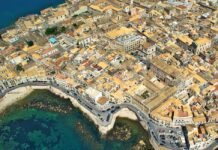 Οι δρόμοι ερημώνουν στη θερμότερη πόλη της Ευρώπης – Εικόνες από το μέλλον της Μεσογείου;