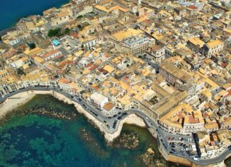Οι δρόμοι ερημώνουν στη θερμότερη πόλη της Ευρώπης – Εικόνες από το μέλλον της Μεσογείου;