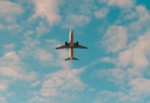 Εφιάλτης στον αέρα: Πτήση της Air India βούτηξε 90 μέτρα μέσα σε δευτερόλεπτα – 12 τραυματίες από τις αναταράξεις