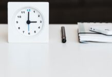 Πόσο αμείβεσαι την ώρα; Καλύτερα γκαρσόνι στη Γερμανία, παρά υγειονομικός στην Ελλάδα