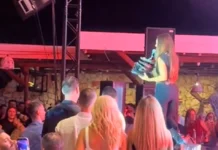 Η Ιουλία Καλλιμάνη θύμωσε με θεατή που της πέταξε λουλούδια στην Ηγουμενίτσα: Του τα επέστρεψε στο κεφάλι και είπε «εσένα σ’ αρέσει αυτό…», δείτε βίντεο