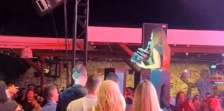 Η Ιουλία Καλλιμάνη θύμωσε με θεατή που της πέταξε λουλούδια στην Ηγουμενίτσα: Του τα επέστρεψε στο κεφάλι και είπε «εσένα σ’ αρέσει αυτό…», δείτε βίντεο