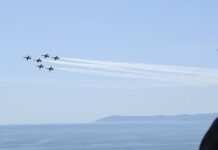 Μία νέα εστία ανάφλεξης του ενεργειακού κόστους ανάβει και αφορά τα τιμολόγια στο ηλεκτρικό ρεύμα. Ήδη για σήμερα η μέση τιμή στην αγορά επόμενης ημέρας στο χρηματιστήριο ενέργειας χτύπησε ρεκόρ έτους: Διαμορφώθηκε στα 173,73 ευρώ ανά Μεγαβατώρα. Την ίδια στιγμή η Goldman Sachs προχώρησε σε σενάριο τρόμου εκτιμώντας ότι η τιμή του φυσικού αερίου TTF τον Δεκέμβριο θα εκτιναχθεί στα 100 ευρώ ανά Μεγαβατώρα με την Ευρώπη να πληρώνει πανάκριβα το κόστος αναπλήρωσης των αποθεμάτων σε καύσιμο. Η φωτιά στα τιμολόγια για το ηλεκτρικό ρεύμα Ο Αύγουστος εξελίσσεται σε έναν μήνα με ιδιαιτερότητες ως προς τις καιρικές συνθήκες επηρεάζοντας την ευρωπαϊκή και εγχώρια αγορά ηλεκτρικής ενέργειας. Οι ακραίες καιρικές συνθήκες με την ξηρασία και το στέγνωμα… ποταμών που χρησιμοποιούσαν τα πυρηνικά εργοστάσια για την παραγωγή ηλεκτρικού ρεύματος σε συνδυασμό με την αυξημένη ζήτηση για κλιματισμό εκτόξευσαν τις τιμές, με την προσφορά ηλεκτρικής ενέργειας να είναι περιορισμένη. Οι υψηλές επίσης θερμοκρασίες αυτές τις ημέρες του Αυγούστου ανεβάζουν και τις τιμές στο ηλεκτρικό ρεύμα. Οι ήπιες ανεμολογικές συνθήκες δεν ευνοούν τη λειτουργία των φθηνών αιολικών πάρκων με αποτέλεσμα στο ενεργειακό μίγμα η μοναδική φθηνότερη τεχνολογία να είναι αυτή των φωτοβολταϊκών και αντίθετα να επικρατεί το ακριβό φυσικό αέριο. Οι εκτιμήσεις θέλουν οι υψηλές τιμές στο ηλεκτρικό ρεύμα να συνεχίζονται και για τις υπόλοιπες ημέρες του μήνα, χωρίς να αποκλείεται και τον Σεπτέμβριο η ίδια εικόνα. Η αβεβαιότητα στις διεθνείς ενεργειακές αγορές πυροδοτεί τα κόστη. Τα σενάρια για έκτακτα μέτρα στο ηλεκτρικό ρεύμα Με βάση αυτά τα δεδομένα στο τραπέζι του οικονομικού επιτελείου της κυβέρνησης εξετάζονται έκτακτα μέτρα. Το πρώτο σενάριο είναι η επιδότηση των τιμολογίων στο ηλεκτρικό ρεύμα κατά την πάγια τακτική που ακολουθήθηκε την περίοδο της ενεργειακής κρίσης από τον πόλεμο Ρωσίας – Ουκρανίας. Το δεύτερο σενάριο είναι η χορήγηση pass. Με βάση την κατανάλωση ρεύματος να διατεθεί ένα ποσό που θα υπολογιστεί με βάση την μηνιαία κατανάλωση ενός νοικοκυριού αλλά και σε συνδυασμό με εισοδηματικά κριτήρια. Το τρίτο σενάριο θέλει την υποχρεωτική μεταφορά των οικιακών καταναλωτών από τα πράσινα και κίτρινα τιμολόγια ρεύματος στα μπλε ή σταθερά. Μέτρο το οποίο είχε εξεταστεί και στο παρελθόν αλλά δεν προχώρησε. Τα δύο πρώτα σενάρια είναι για μέτρα με βραχυπρόθεσμο χρονικό ορίζοντα και το τρίτο μέτρο δεν αποκλείεται να αποκτήσει μεσοπρόθεσμο χρονικό ορίζοντα. Όπως και να χει το αν θα ληφθούν έκτακτα μέτρα θα αποφασιστεί κατά πάσα πιθανότητα στο τέλος της εβδομάδας. Η ρήτρα διαφυγής για την ενέργεια Ο πρωθυπουργός στην 90η ΔΕΘ αναμένεται να ανακοινώσει και παρεμβάσεις για την αντιμετώπιση του ενεργειακού κόστους που σχετίζονται με την ενεργοποίηση της ρήτρας διαφυγής για την ενέργεια. Σχετική επιστολή είχε αποστείλει ο υπουργός Εθνικής Οικονομίας και Οικονομικών Κυριάκος Πιερρακάκης ο οποίος ζήτησε από την Κομισιόν την ενεργοποίηση για την Ελλάδα της νέας ρήτρας διαφυγής για τις ενεργειακές δαπάνες. Πρόκειται ουσιαστικά για έργα συνολικού ύψους 1 δισ. ευρώ την περίοδο 2026 – 2028 τα οποία θα καλυφθούν από εθνικούς πόρους. Αυτά αφορούν την αποθήκευση ενέργειας από ΑΠΕ, την εξοικονόμηση ενέργειας, την ενεργειακή αναβάθμιση κτιρίων και έργα υποδομών. Ο Κυριάκος Μητσοτάκης από το βήμα της 90ης ΔΕΘ θα προχωρήσει στην εκτίμηση, λένε οι πληροφορίες, πώς με τα συστήματα αποθήκευσης ενέργειας, προγράμματα «Εξοικονομώ» για αντλίες θερμότητας, ενεργειακής θωράκισης κτιρίων και κατοικιών κλπ. θα επέλθει μία μείωση της τάξης του 30% στο κόστος για ηλεκτρικό ρεύμα.
