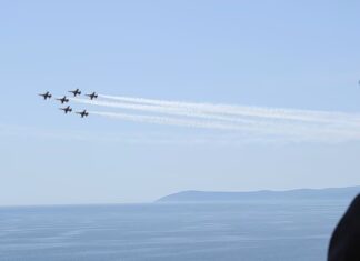 Μία νέα εστία ανάφλεξης του ενεργειακού κόστους ανάβει και αφορά τα τιμολόγια στο ηλεκτρικό ρεύμα. Ήδη για σήμερα η μέση τιμή στην αγορά επόμενης ημέρας στο χρηματιστήριο ενέργειας χτύπησε ρεκόρ έτους: Διαμορφώθηκε στα 173,73 ευρώ ανά Μεγαβατώρα. Την ίδια στιγμή η Goldman Sachs προχώρησε σε σενάριο τρόμου εκτιμώντας ότι η τιμή του φυσικού αερίου TTF τον Δεκέμβριο θα εκτιναχθεί στα 100 ευρώ ανά Μεγαβατώρα με την Ευρώπη να πληρώνει πανάκριβα το κόστος αναπλήρωσης των αποθεμάτων σε καύσιμο. Η φωτιά στα τιμολόγια για το ηλεκτρικό ρεύμα Ο Αύγουστος εξελίσσεται σε έναν μήνα με ιδιαιτερότητες ως προς τις καιρικές συνθήκες επηρεάζοντας την ευρωπαϊκή και εγχώρια αγορά ηλεκτρικής ενέργειας. Οι ακραίες καιρικές συνθήκες με την ξηρασία και το στέγνωμα… ποταμών που χρησιμοποιούσαν τα πυρηνικά εργοστάσια για την παραγωγή ηλεκτρικού ρεύματος σε συνδυασμό με την αυξημένη ζήτηση για κλιματισμό εκτόξευσαν τις τιμές, με την προσφορά ηλεκτρικής ενέργειας να είναι περιορισμένη. Οι υψηλές επίσης θερμοκρασίες αυτές τις ημέρες του Αυγούστου ανεβάζουν και τις τιμές στο ηλεκτρικό ρεύμα. Οι ήπιες ανεμολογικές συνθήκες δεν ευνοούν τη λειτουργία των φθηνών αιολικών πάρκων με αποτέλεσμα στο ενεργειακό μίγμα η μοναδική φθηνότερη τεχνολογία να είναι αυτή των φωτοβολταϊκών και αντίθετα να επικρατεί το ακριβό φυσικό αέριο. Οι εκτιμήσεις θέλουν οι υψηλές τιμές στο ηλεκτρικό ρεύμα να συνεχίζονται και για τις υπόλοιπες ημέρες του μήνα, χωρίς να αποκλείεται και τον Σεπτέμβριο η ίδια εικόνα. Η αβεβαιότητα στις διεθνείς ενεργειακές αγορές πυροδοτεί τα κόστη. Τα σενάρια για έκτακτα μέτρα στο ηλεκτρικό ρεύμα Με βάση αυτά τα δεδομένα στο τραπέζι του οικονομικού επιτελείου της κυβέρνησης εξετάζονται έκτακτα μέτρα. Το πρώτο σενάριο είναι η επιδότηση των τιμολογίων στο ηλεκτρικό ρεύμα κατά την πάγια τακτική που ακολουθήθηκε την περίοδο της ενεργειακής κρίσης από τον πόλεμο Ρωσίας – Ουκρανίας. Το δεύτερο σενάριο είναι η χορήγηση pass. Με βάση την κατανάλωση ρεύματος να διατεθεί ένα ποσό που θα υπολογιστεί με βάση την μηνιαία κατανάλωση ενός νοικοκυριού αλλά και σε συνδυασμό με εισοδηματικά κριτήρια. Το τρίτο σενάριο θέλει την υποχρεωτική μεταφορά των οικιακών καταναλωτών από τα πράσινα και κίτρινα τιμολόγια ρεύματος στα μπλε ή σταθερά. Μέτρο το οποίο είχε εξεταστεί και στο παρελθόν αλλά δεν προχώρησε. Τα δύο πρώτα σενάρια είναι για μέτρα με βραχυπρόθεσμο χρονικό ορίζοντα και το τρίτο μέτρο δεν αποκλείεται να αποκτήσει μεσοπρόθεσμο χρονικό ορίζοντα. Όπως και να χει το αν θα ληφθούν έκτακτα μέτρα θα αποφασιστεί κατά πάσα πιθανότητα στο τέλος της εβδομάδας. Η ρήτρα διαφυγής για την ενέργεια Ο πρωθυπουργός στην 90η ΔΕΘ αναμένεται να ανακοινώσει και παρεμβάσεις για την αντιμετώπιση του ενεργειακού κόστους που σχετίζονται με την ενεργοποίηση της ρήτρας διαφυγής για την ενέργεια. Σχετική επιστολή είχε αποστείλει ο υπουργός Εθνικής Οικονομίας και Οικονομικών Κυριάκος Πιερρακάκης ο οποίος ζήτησε από την Κομισιόν την ενεργοποίηση για την Ελλάδα της νέας ρήτρας διαφυγής για τις ενεργειακές δαπάνες. Πρόκειται ουσιαστικά για έργα συνολικού ύψους 1 δισ. ευρώ την περίοδο 2026 – 2028 τα οποία θα καλυφθούν από εθνικούς πόρους. Αυτά αφορούν την αποθήκευση ενέργειας από ΑΠΕ, την εξοικονόμηση ενέργειας, την ενεργειακή αναβάθμιση κτιρίων και έργα υποδομών. Ο Κυριάκος Μητσοτάκης από το βήμα της 90ης ΔΕΘ θα προχωρήσει στην εκτίμηση, λένε οι πληροφορίες, πώς με τα συστήματα αποθήκευσης ενέργειας, προγράμματα «Εξοικονομώ» για αντλίες θερμότητας, ενεργειακής θωράκισης κτιρίων και κατοικιών κλπ. θα επέλθει μία μείωση της τάξης του 30% στο κόστος για ηλεκτρικό ρεύμα.