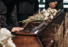 «Απαίσια μυρωδιά»: Πάνω από 50 σοροί βρέθηκαν σε αποσύνθεση, γεμάτοι σκουλήκια σε γραφείο τελετών